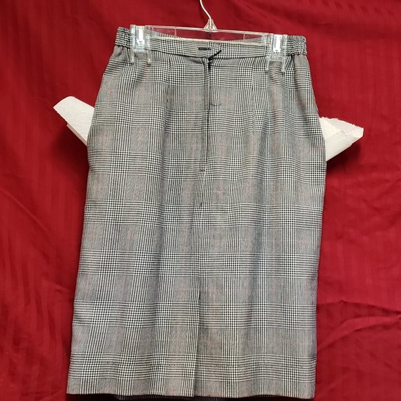 Size 2 Plaid pattern Business Suit Jacket with complimentary matching skirt. - Picture 7 of 10